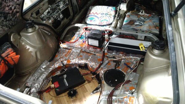 Gedämmter Car-HiFi-Kofferraumausbau